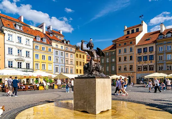 Varşova, Polonya - 20 Nisan 2025: Varşova 'nın sembolü olan ve Konstanty Hegel tarafından tasarlanan denizkızı kılıç ve kova (Siren) heykeli 1855 yılında açıldı. Varşova Eski Kasabası ve Pazar Meydanı