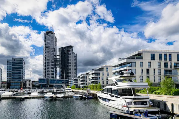 Gdynia, Polonya - 04 Mayıs 2025: Gdynia 'daki marina, rıhtım ve demir atmış yelkenli gemi ve yatların güzel yaz manzarası. Baltık Denizi 'nde spor ve eğlence