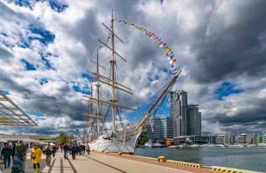 Gdynia, Polonya - 04 Mayıs 2025: Gdynia 'daki marina, rıhtım ve demir atmış yelkenli gemi ve yatların güzel yaz manzarası. Baltık Denizi 'nde spor ve eğlence