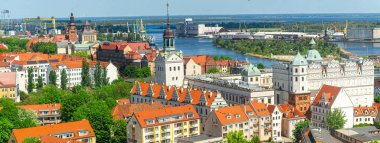 Szczecin, Polonya - 14 Mayıs 2022: Szczecin Tersanesi. Szczecin 'in antik tarihi bölgesinin güzel manzarası, Oder nehri üzerindeki şehir. İskeleye demirlemiş tekneler