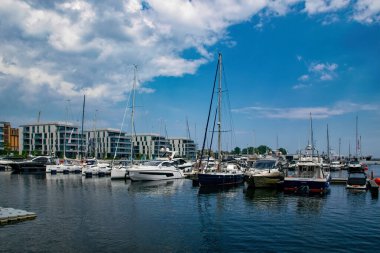 Gdynia, Polonya - 04 Mayıs 2025: Gdynia 'daki marina, rıhtım ve demir atmış yelkenli gemi ve yatların güzel yaz manzarası. Baltık Denizi 'nde spor ve eğlence