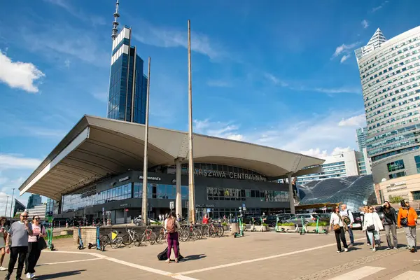 Varşova, Polonya - 20 Nisan 2025: Merkezi Tren İstasyonu 'nun modern binası ve Varşova şehir merkezi. Avrupa 'da iş ve ulaşım