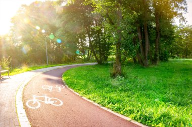 Bahar parkında bisiklet yolu