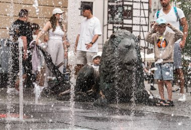 Gdansk, Polonya - 5 Temmuz 2025: Eski Gdansk kasabasındaki güzel şehir manzarası. Dört Çeyreklik Aslan Çeşmesi 'nde çocuklu insanlar oynuyor ve eğleniyor.