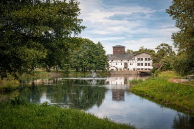 Ortaçağ su değirmeni ve gölet. Gdansk 'taki Oliwa tarihi bölgesi