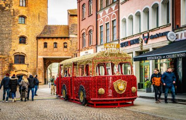 Gdansk, Polonya - 02 Ocak 2025: Gdansk 'ta Noel tatili. Tarihi Old Town bölgesinde, tahıl ambarı adasında güzel renkli Noel ışıkları süslemeleri ve yürüyen turistler.