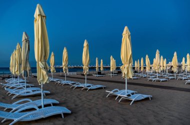 Geceleri Sopot 'ta Baltık Denizi kıyısında bir sahil