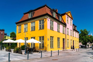 Gdansk, Polonya - 20 Temmuz 2025: Gdansk 'taki Wrzeszcz bölgesinde güzel tarihi mimari. Eski dar sokaklar ve park yeri