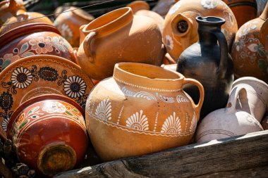 Güzel, eski, boyanmış kil sürahi. Opishne, Ukrayna 'dan geleneksel köylü çömleği