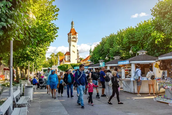 Sopot, Polonya - 24 Ağustos 2025: Baltık Denizi kıyısında aile tatilleri. Tarihi mimari ve yürüyen turistler. Ünlü antik deniz feneri binası ve hediyelik eşya dükkanları