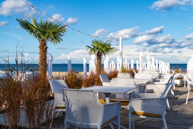 Sopot 'taki Baltık Denizi' nde güneşli yaz plajı. Sandalyeler ve şemsiyeler.