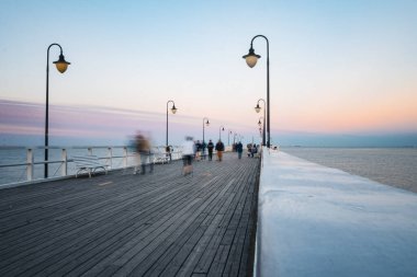 Günbatımı gökyüzü ve güzel eski iskele Gdynia, Polonya 'da Baltık Denizi üzerinde