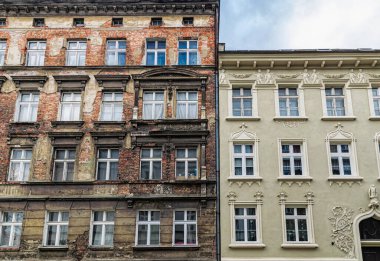 Gdansk 'ta şehir kontrastı. Tarihi ev restorasyonu ve yenileme