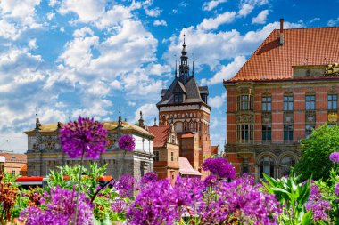 Gdansk 'ın antik mimarisi. Yüksek Kapı ve Eski Şehir Binaları