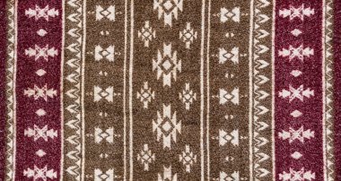 Geometrik desenli geleneksel kahverengi yün paspas dokusu