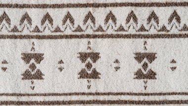 Geometrik desenli geleneksel kahverengi yün paspas dokusu