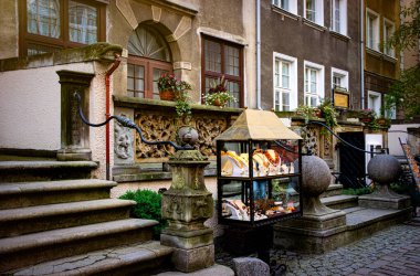 Gdansk 'taki tarihi Mariacka Caddesi. Geleneksel Kehribar Kuyumcuları