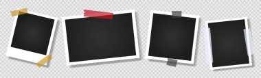 Şeffaf arkaplanda farklı oranda, duvarda şeffaf bant ile sabitlenmiş klasik polaroid fotoğraf çerçeveleri koleksiyonu 