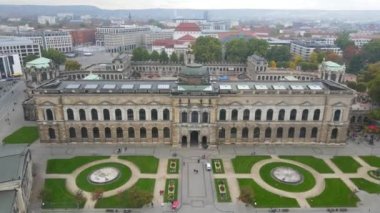 Dresden 'in yukarısında Zwinger Sarayı ve Majestic Gardens' ın göz alıcı insansız hava aracı görüntüleri var.