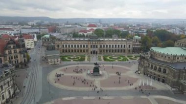 Dresden 'i Keşfeden: Kente ve Iconic Zwinger Sarayı' na Kuşbakışı Bakış