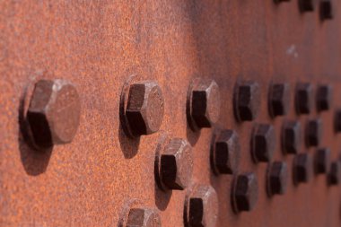 çelik levhalarda cıvatalar