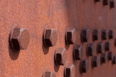 çelik levhalarda cıvatalar