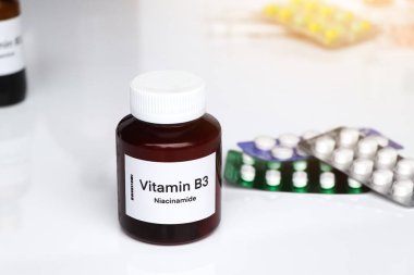 Şişedeki B3 vitamini hapları, sağlık için gıda desteği ya da hastalıkların tedavisinde kullanılır.