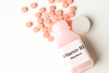 Şişedeki B2 vitamini hapları, sağlık için gıda desteği ya da hastalıkların tedavisinde kullanılır.