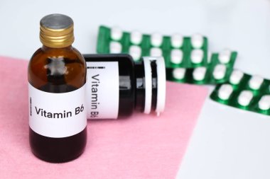 Şişedeki B6 vitamini hapları, sağlık için gıda desteği ya da hastalıkların tedavisinde kullanılır.