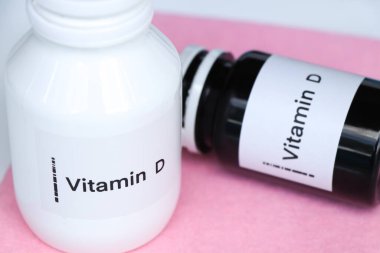 Şişedeki D vitamini hapları, sağlık için gıda takviyesi ya da hastalıkların tedavisinde kullanılır.