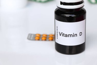 Şişedeki D vitamini hapları, sağlık için gıda takviyesi ya da hastalıkların tedavisinde kullanılır.