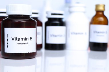 Şişedeki E vitamini hapları, sağlık için gıda desteği ya da hastalıkların tedavisinde kullanılır.