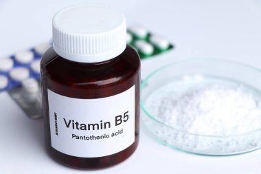 Şişedeki B5 vitamini hapları, sağlık için gıda desteği ya da hastalıkların tedavisinde kullanılır.