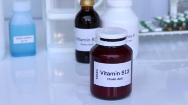 Şişedeki B13 vitamini hapları, sağlık için gıda desteği ya da hastalıkların tedavisinde kullanılır.