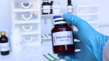 Şişedeki B13 vitamini hapları, sağlık için gıda desteği ya da hastalıkların tedavisinde kullanılır.
