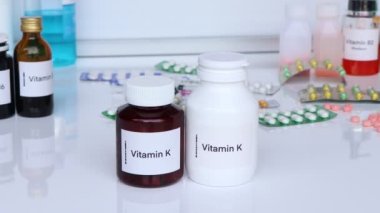 Şişedeki K vitamini hapları, sağlık için gıda takviyesi ya da hastalıkların tedavisinde kullanılır.