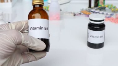 Şişedeki B6 vitamini hapları, sağlık için gıda desteği ya da hastalıkların tedavisinde kullanılır.