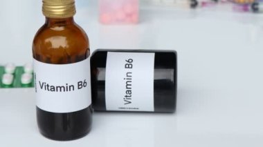 Şişedeki B6 vitamini hapları, sağlık için gıda desteği ya da hastalıkların tedavisinde kullanılır.