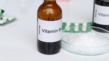 Şişedeki B6 vitamini hapları, sağlık için gıda desteği ya da hastalıkların tedavisinde kullanılır.