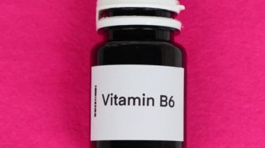 Şişedeki B6 vitamini hapları, sağlık için gıda desteği ya da hastalıkların tedavisinde kullanılır.