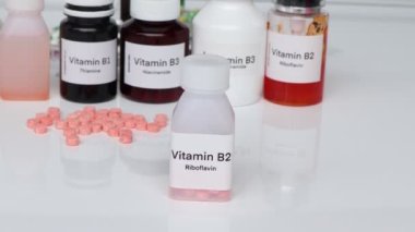 Şişedeki B2 vitamini hapları, sağlık için gıda desteği ya da hastalıkların tedavisinde kullanılır.