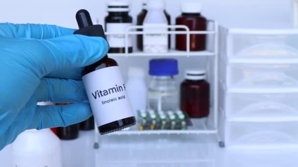 瓶の中のビタミン薬 健康のための食品サプリメント または病気を治療するために使用 — ストック動画