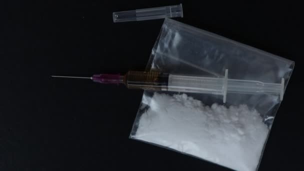 ビニール袋の中の白い粉体麻薬薬薬は健康や脳の神経系にとって危険です — ストック動画