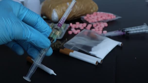 Drogas Uma Seringa Comprimidos Narcóticos São Perigosos Para Saúde Sistema — Vídeo de Stock