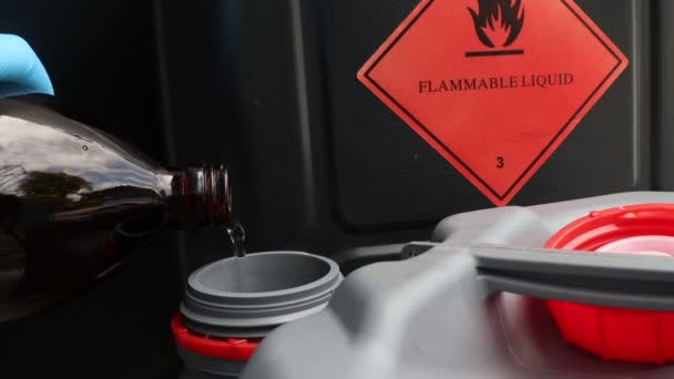 Brennbares Flüssigkeitssymbol Auf Dem Chemietank Brennbare Und Gefährliche Chemikalien Der — Stockvideo