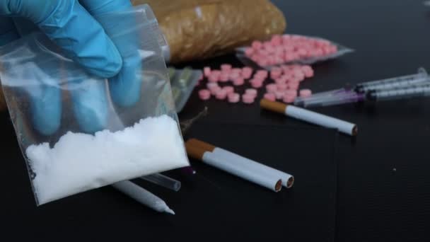 Vitt Pulver Narkotika Plastpåsar Piller Och Narkotika Farliga För Hälsa — Stockvideo