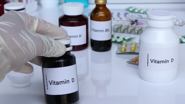 瓶の中のビタミンD薬 健康のための食品サプリメントや病気を治療するために使用 — ストック動画