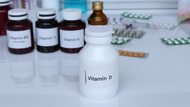 瓶子中的维生素D药片 健康食品补充剂或用于治疗疾病的食品 — 图库视频影像