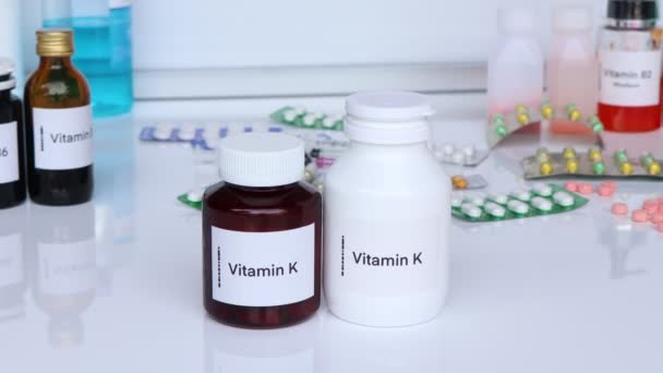 瓶装维生素K药丸 保健食品补充剂或用于治疗疾病的食品 — 图库视频影像