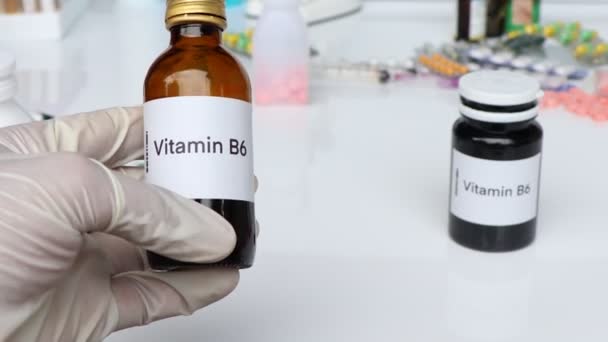 瓶の中のビタミンB6丸薬 健康のための食品サプリメントまたは病気を治療するために使用 — ストック動画